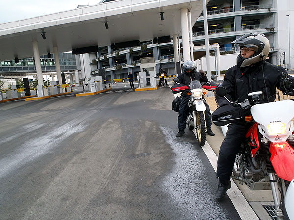 羽田空港駐車場料金所にて